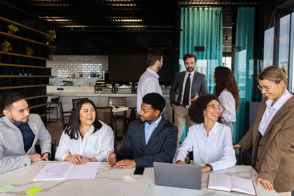 Personas colaborando en un contexto de trabajo